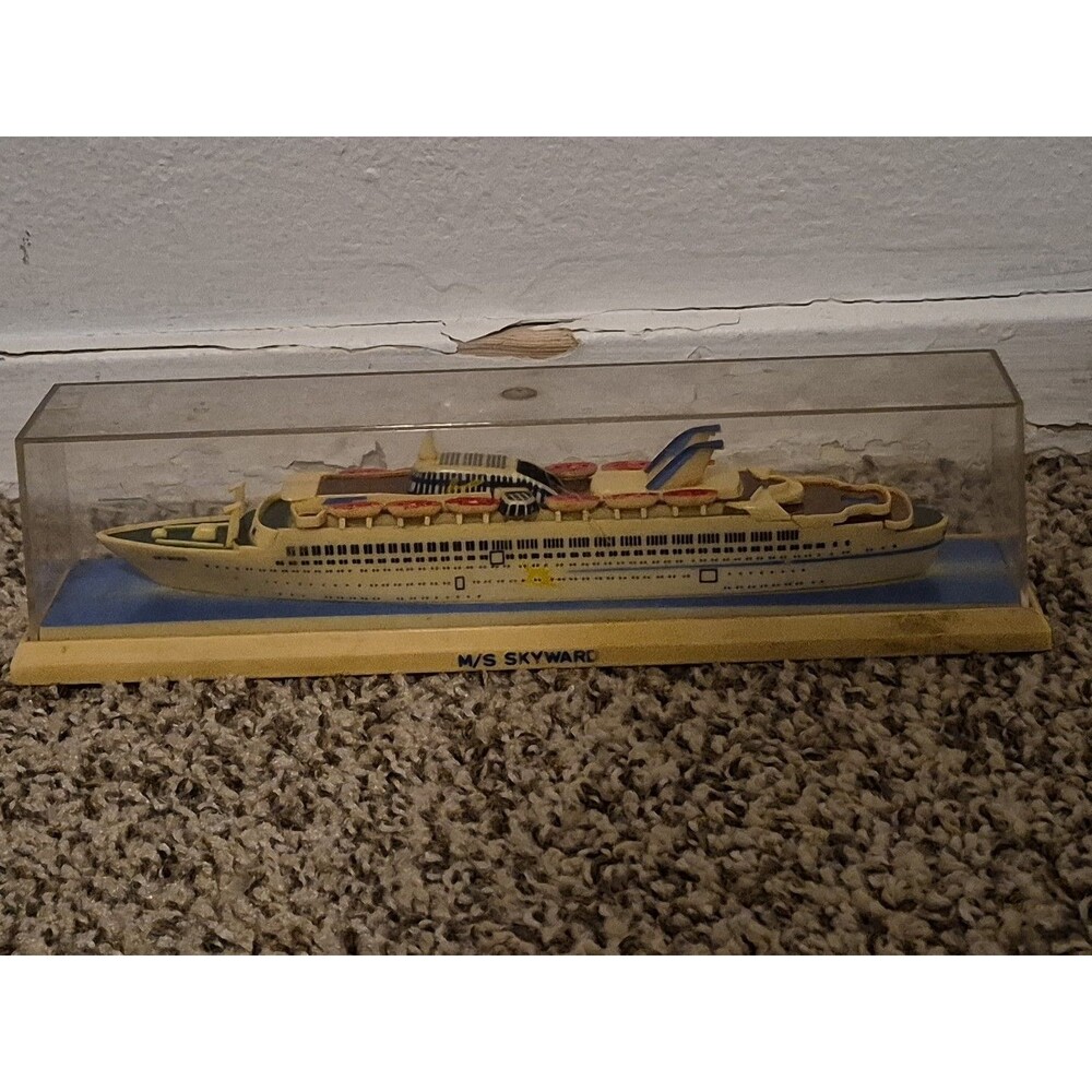 Vintage M/S Skyward Cruiseship Plastic Model Ship in Case 9" 1961-1991 - Picture 2 of 7